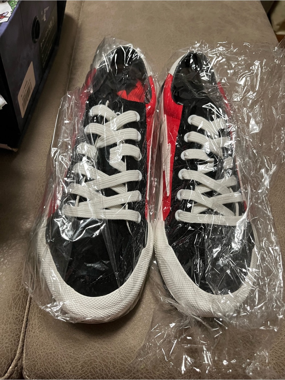 Men Low-Top Canvas Sneakers in Black & Red size 6